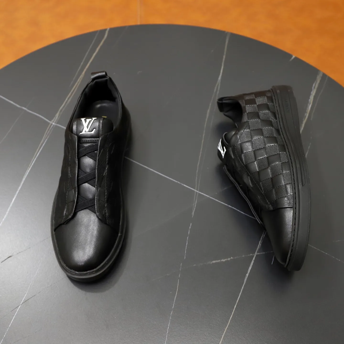 Ex-factory price: 442💰🙅‍♂️🙅‍♂️🙅‍♂️ Brand: LV Louis Vuitton Standard code: 38-44 (45 customized) Grade: Same as the official website Material: Original cowhide material stitching Comfortable and breathable sheepskin lining Lightweight and wear-resistant sports outsole Style category: Men's fashionable casual shoes Running sneakers Distinguished luxury brand elements Top luxury color: actual picture color